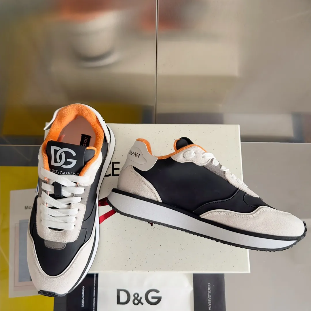 Factory P440💰D&G's latest Cushion series casual sports shoes, dad shoes, running shoes, original purchase and development, production, handmade, but always looking to the future. The new Cushion sneakers feature a two-tone suede upper accented by a mesh contrasting printed DG cross logo on the side. The lightweight, grippy rubber outsole adopts an innovative design to provide excellent performance, and the jacquard label adds timeless style. Exquisite packaging at the delivery counter🛍📦 ▪️ Fabric: Original custom-made first-layer cowhide ▪️ Lining: Original custom-made breathable towel lining ▪️ Sole: Original open-molded rubber material ▪️ Bottom thickness: 3.5CM ▪️ Size: Men's 38-45